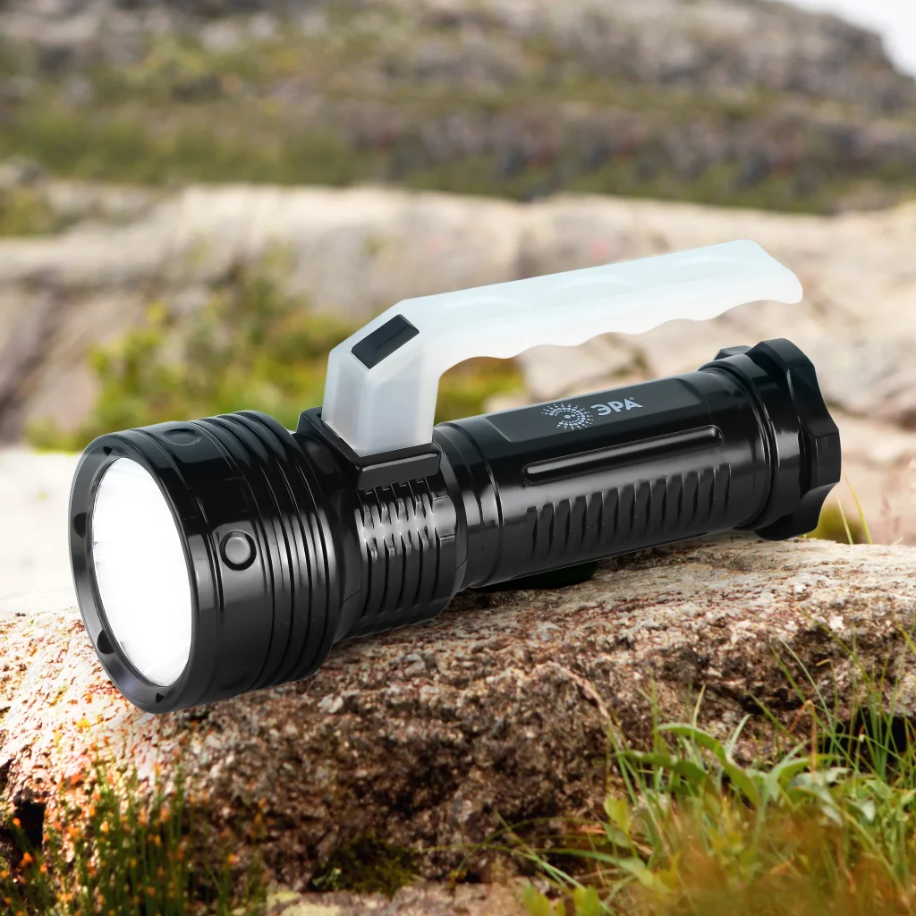 Lampe de Poche Légère à 3 Piles pour une Utilisation Facile 