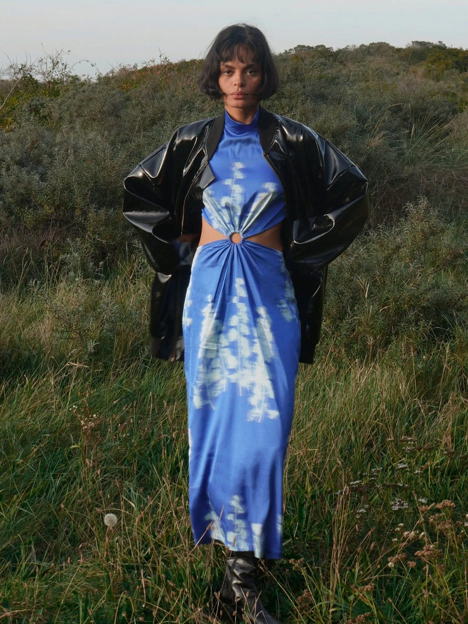 MARGUERITE - Robe midi manches longues en pointe ajourée à la taille en satin de viscose imprimé Abstract Dazzling Blue/Ice Melt